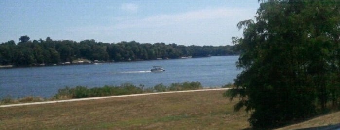 Lake Saint Louis is one of Orte, die Joshua gefallen.