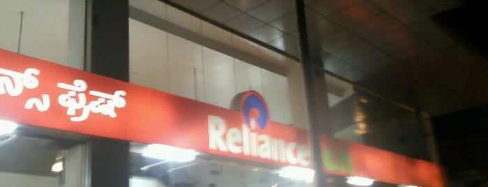 Reliance Fresh is one of Damodarさんのお気に入りスポット.
