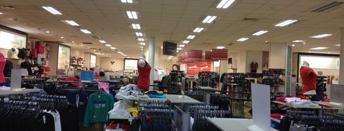 Dunnes Stores is one of Zachさんのお気に入りスポット.