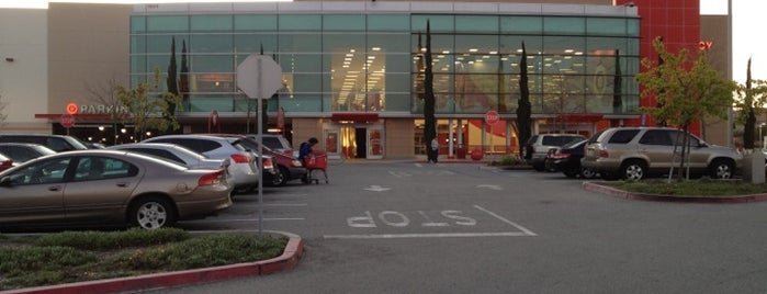 Target is one of สถานที่ที่ Rachel ถูกใจ.