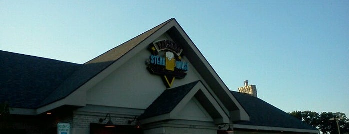 Lucky's Steakhouse is one of Tempat yang Disukai Lisa.