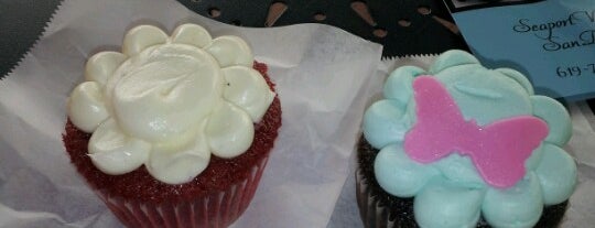 Frosted Robin Cupcakes is one of Neesa 님이 저장한 장소.