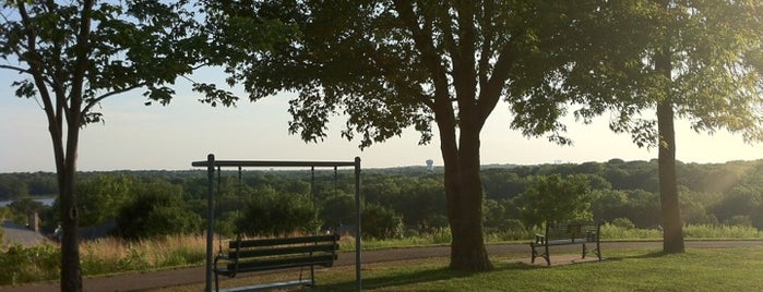 Sunset Ridge Park is one of สถานที่ที่บันทึกไว้ของ Jenny.