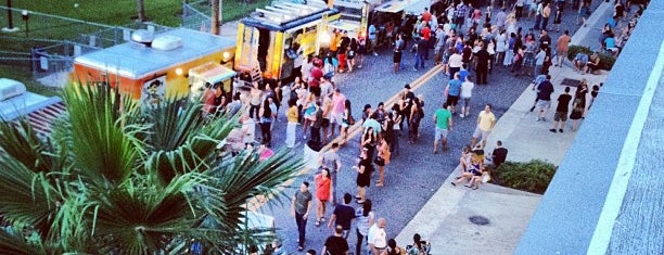 Flicks & Food Trucks is one of Kimmie's Saved Places.
