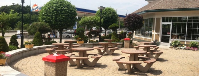 Framingham Service Plaza (Westbound) is one of Locais curtidos por Lindsaye.