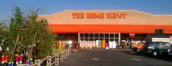 The Home Depot is one of สถานที่ที่ Caroline 🍀💫🦄💫🍀 ถูกใจ.