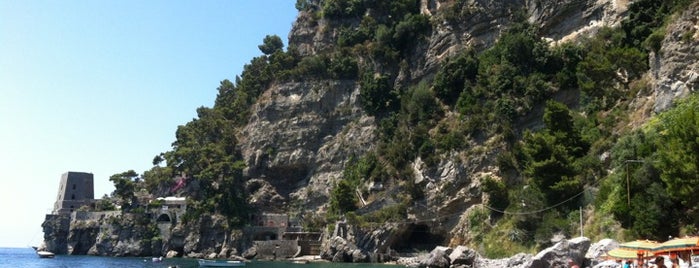 Spiaggia del Fornillo is one of สถานที่ที่บันทึกไว้ของ Caroline.