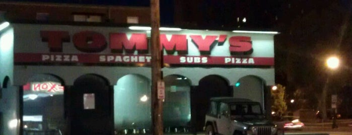 Tommy's Pizza is one of Lugares favoritos de Josh.