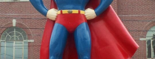 Giant Superman Statue is one of Posti che sono piaciuti a Mirinha★.