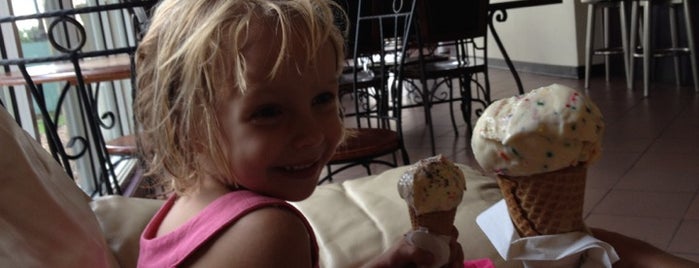 Glacier Ice Cream is one of Lugares favoritos de Wendy.