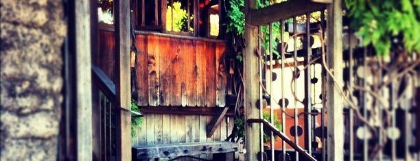Chez Panisse is one of สถานที่ที่ Clayton ถูกใจ.