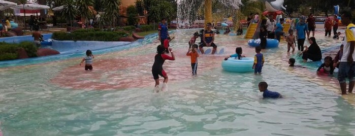 Wet World Batu Pahat Village Resort is one of Malaysia Amusement Parks.
