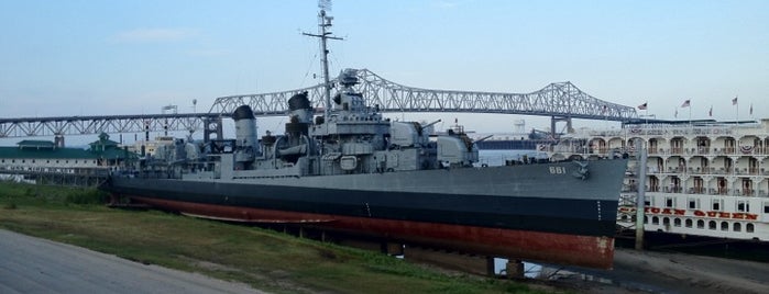 USS Kidd is one of สถานที่ที่ Lizzie ถูกใจ.