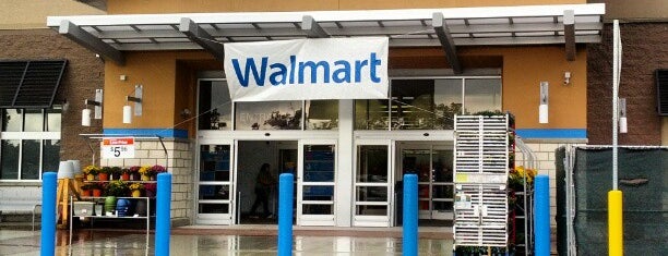 Walmart Supercenter is one of Tempat yang Disukai Sandy.