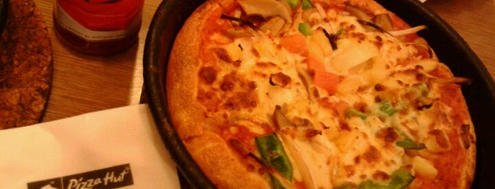 Pizza Hut is one of Makan @ Utara #6.