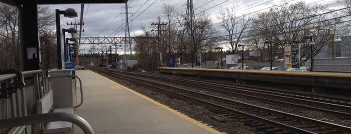 Metro North - Cos Cob Train Station is one of Lieux qui ont plu à Taner.
