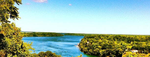 Niagara River is one of Orte, die Mona gefallen.