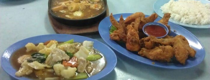Bee Wei Seafood (美味煮炒) is one of Lugares favoritos de Lawrence.