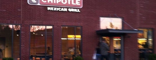 Chipotle Mexican Grill is one of Tempat yang Disukai Nadine.