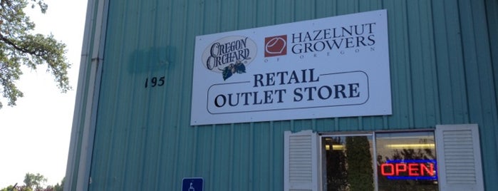 Hazelnut Growers of Oregon Store is one of Tempat yang Disukai Enrique.