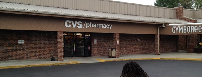CVS pharmacy is one of สถานที่ที่ Rew ถูกใจ.