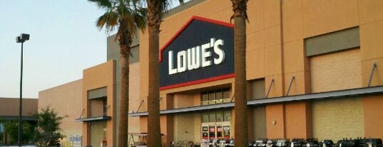 Lowe's is one of Orte, die Andrew gefallen.