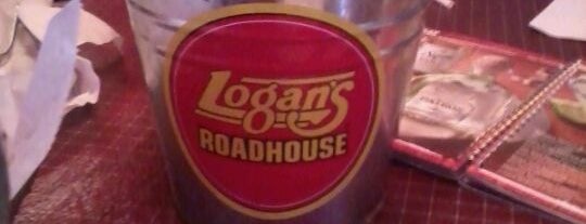 Logan's Roadhouse is one of Lugares favoritos de Mary.