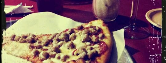 Luigi's Pasta & Pizza is one of สถานที่ที่บันทึกไว้ของ Kat.