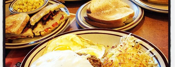 Denny's is one of Lugares favoritos de Christina.