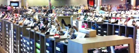 DSW Designer Shoe Warehouse is one of Sarah'ın Beğendiği Mekanlar.