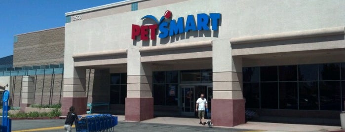 PetSmart is one of Orte, die Dan gefallen.