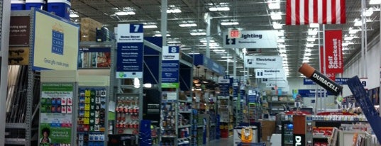 Lowe's is one of Lieux qui ont plu à Rob.