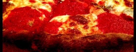 Il Bacio Italian Grill & Pizza is one of Lugares favoritos de Tom.