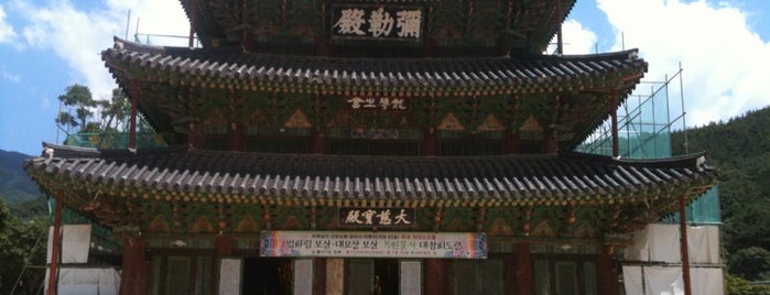 금산사 (金山寺) is one of Buddhist temples in Honam.