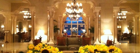 Ritz Lobby Bar is one of Lugares favoritos de Khalil.