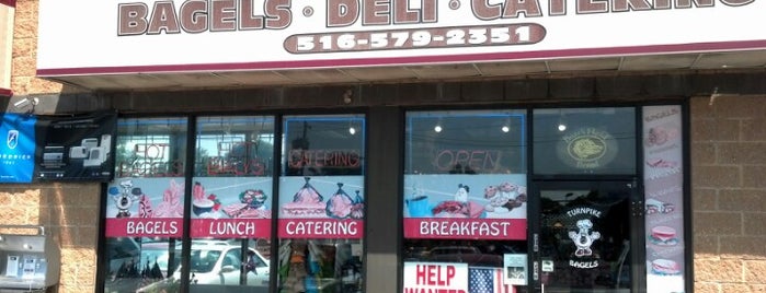 Turnpike Bagels & Deli is one of Orte, die Zachary gefallen.