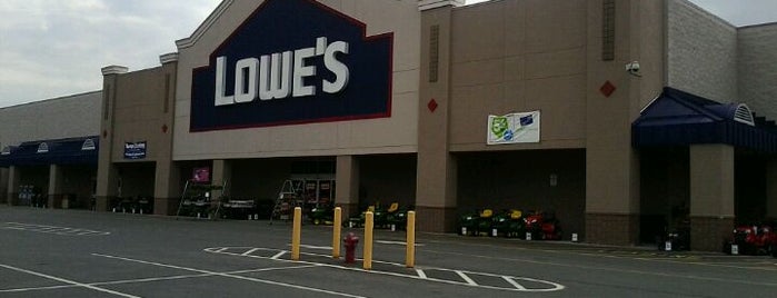 Lowe's is one of Locais curtidos por Michael.