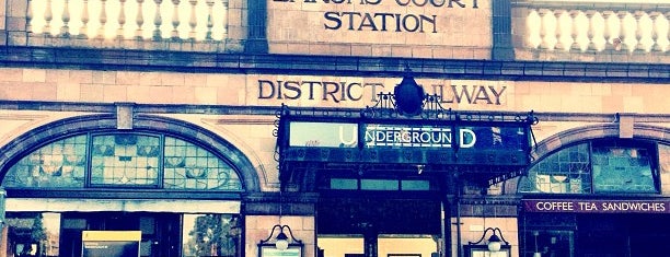 Barons Court London Underground Station is one of Posti che sono piaciuti a Yunus.