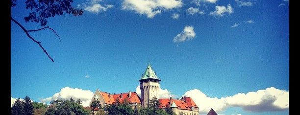 Smolenický zámok is one of สถานที่ที่บันทึกไว้ของ Mojmír.