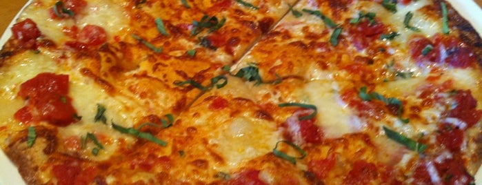 California Pizza Kitchen is one of Lugares favoritos de Danny.