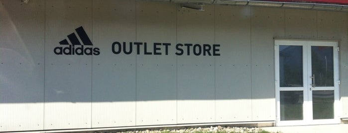 Adidas Outlet Store is one of Tempat yang Disukai Stefan.