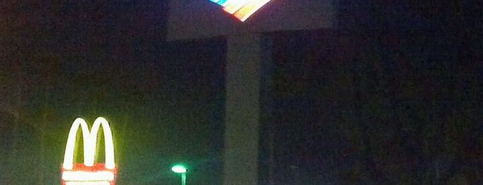 Bank of America is one of สถานที่ที่ Tom ถูกใจ.