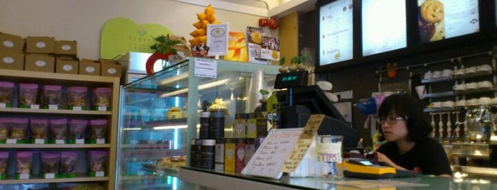 Clover Cake & Coffee House 幸福餅店 is one of Awesome Cafe in Hong Kong.