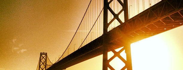 サンフランシスコ・オークランド・ベイブリッジ is one of 41 cosas que no puedes perderte en San Francisco.