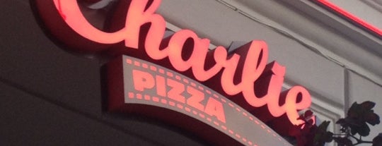 Charlie pizza is one of Orte, die Aleksandrina gefallen.
