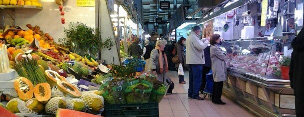 Mercado de Maravillas is one of Madrid: Tiendas, Mercados y Centros Comerciales.