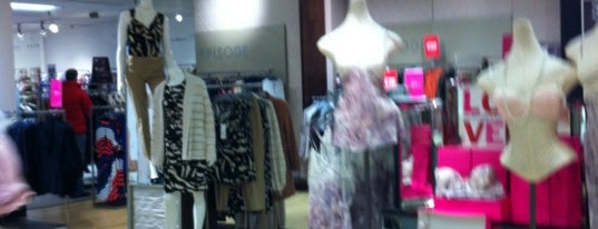 House of Fraser is one of Moniqueさんのお気に入りスポット.