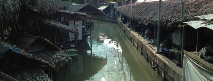 Bangnamphung Floating Market is one of Thailand.