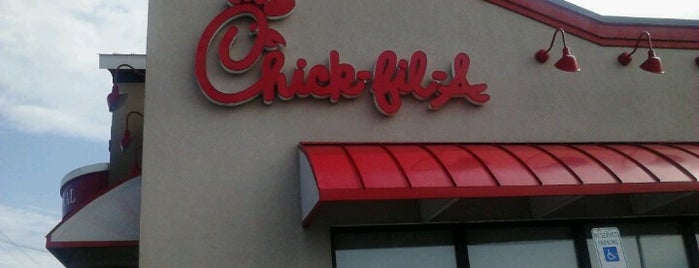 Chick-fil-A is one of Lugares favoritos de Dinah.