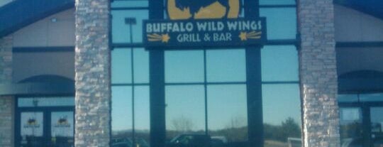 Buffalo Wild Wings is one of สถานที่ที่ Randee ถูกใจ.